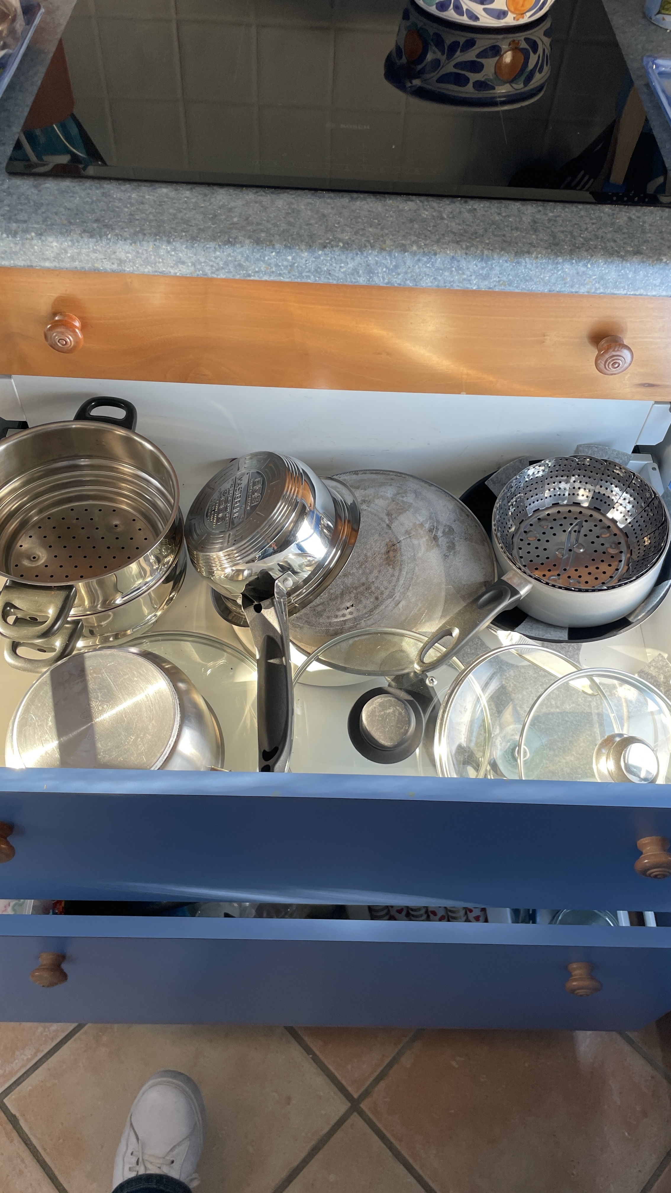 Cuisine avant - tiroir de casseroles en désordre