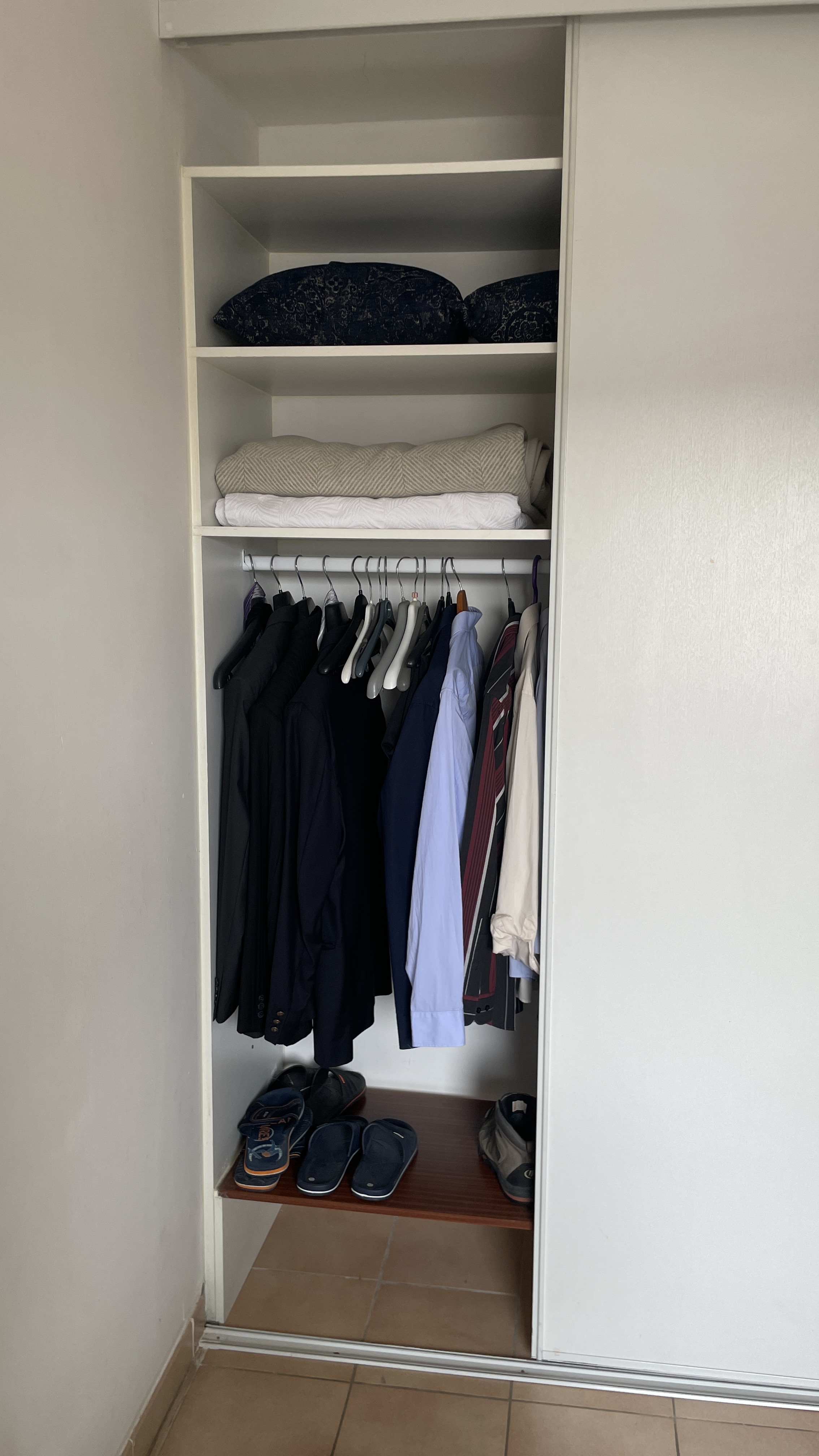 Dressing après - vêtements et étagères bien organisés