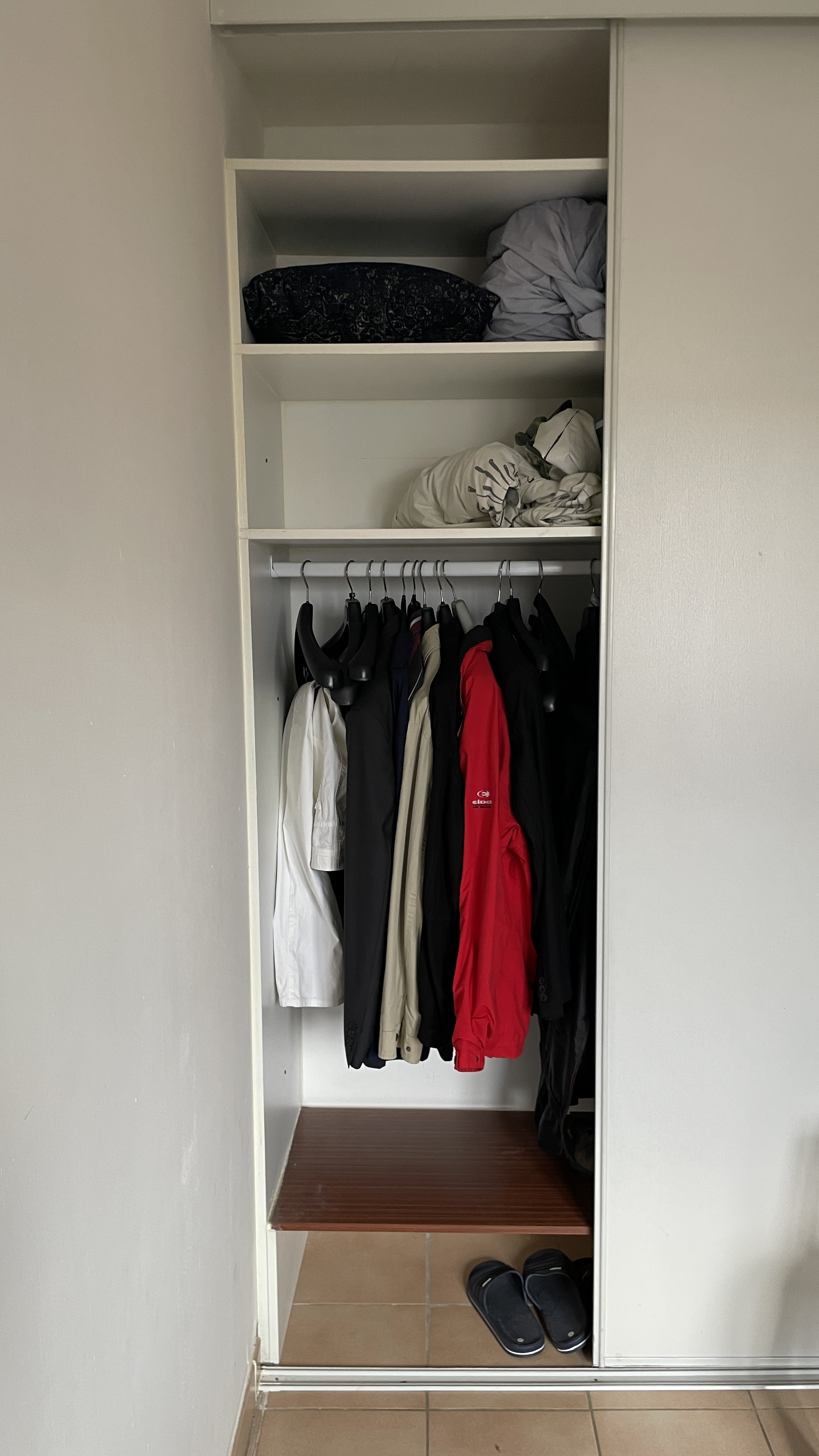 Dressing avant - vêtements et étagères en désordre