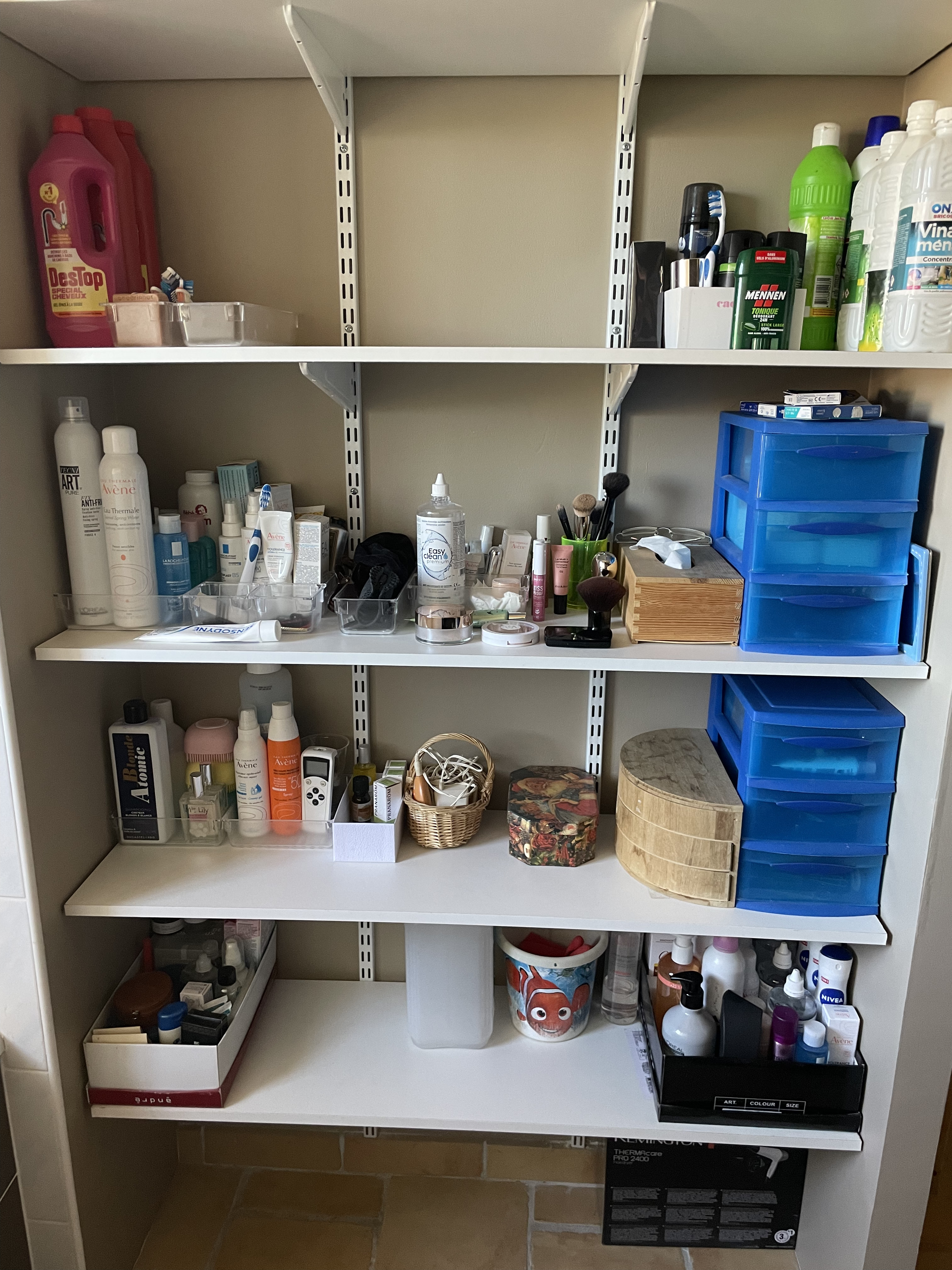 Salle de bain après - produits bien rangés