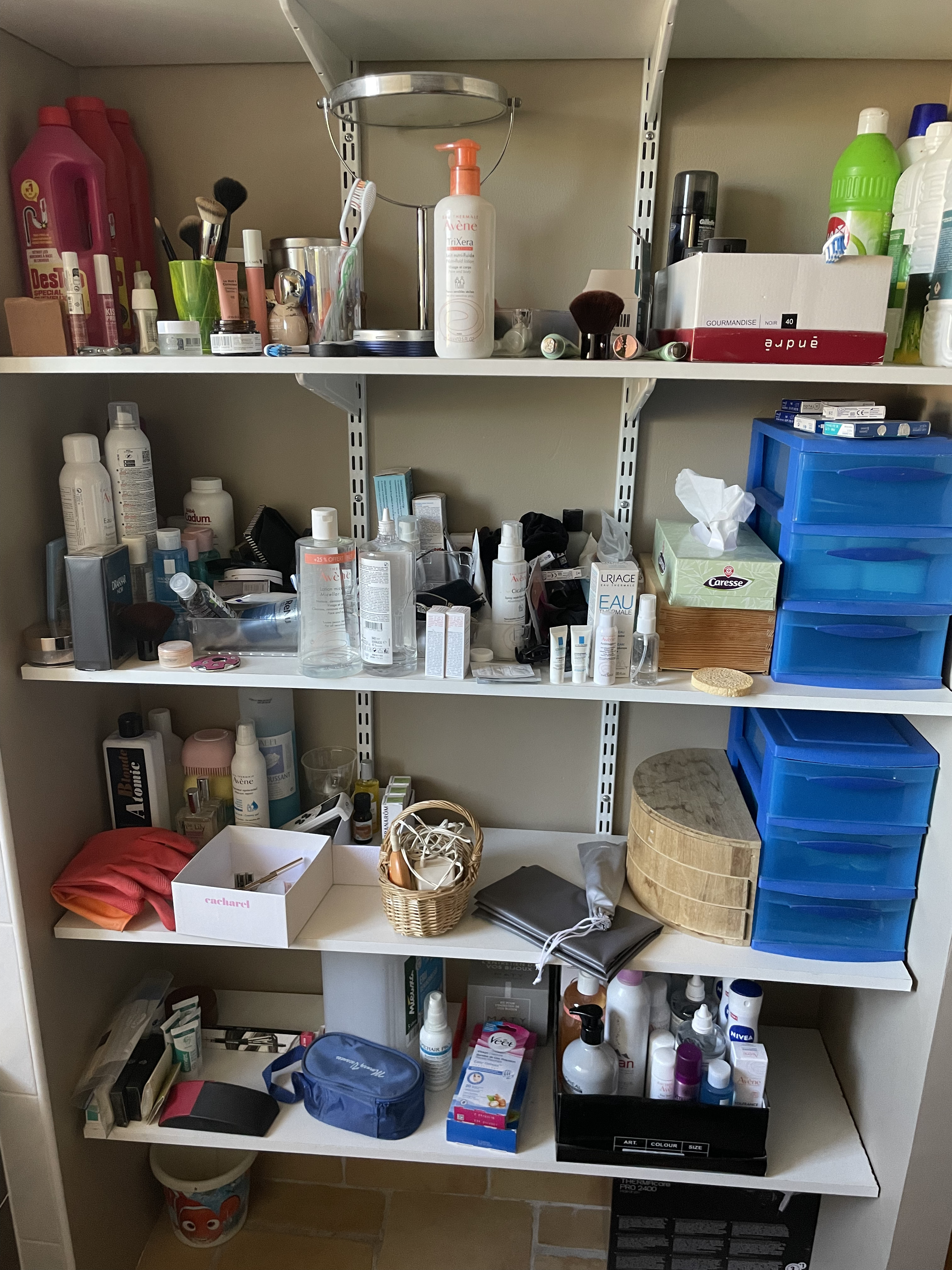 Salle de bain avant - produits éparpillés